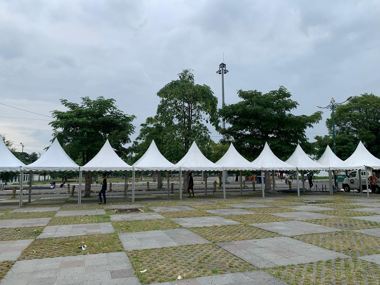 Dekorasi pelaminan dan tenda untuk pernikahan di Surakarta
